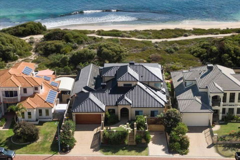 Absolute Oceanfront Retreat - Kawana Tourism 0
