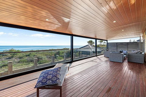 Absolute Oceanfront Retreat - Kawana Tourism 3