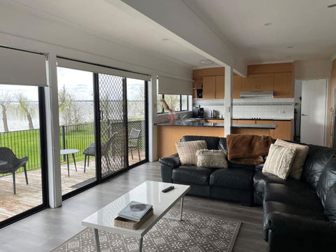 Absolute Waterfront At Woodlands - Kawana Tourism 3