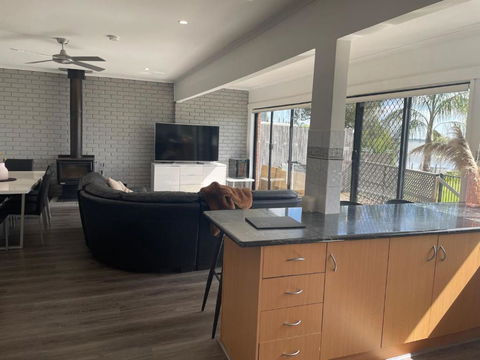 Absolute Waterfront At Woodlands - Kawana Tourism 4