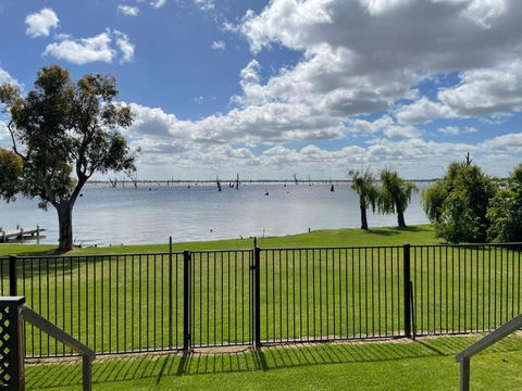 Absolute Waterfront At Woodlands - Kawana Tourism 1