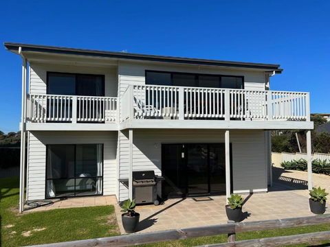 ACACIA - 6 Joy Tce Pets Welcome Outside - Kawana Tourism 0
