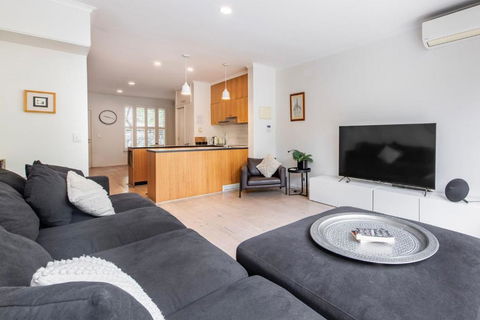 Ace Your Stay - Pool, Gym & Tennis In One Place! - Kawana Tourism 4