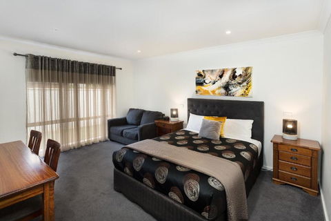 Addison Motor Inn - Kawana Tourism 1