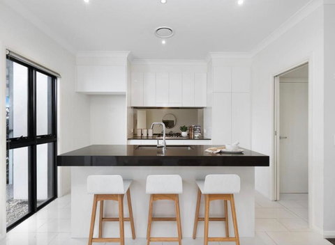Adorable 3 Br Townhouse With Wifi & Parking - Kawana Tourism 4