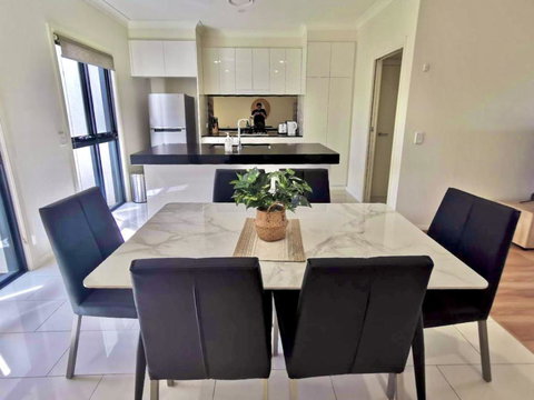Adorable 3 Br Townhouse With Wifi & Parking - Kawana Tourism 2