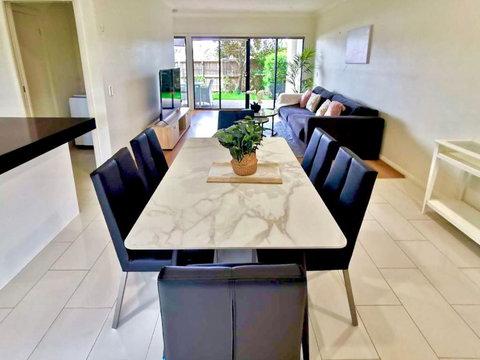 Adorable 3 Br Townhouse With Wifi & Parking - Kawana Tourism 3
