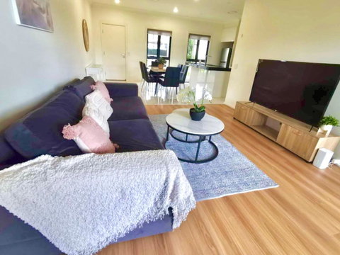 Adorable 3 Br Townhouse With Wifi & Parking - Kawana Tourism 1