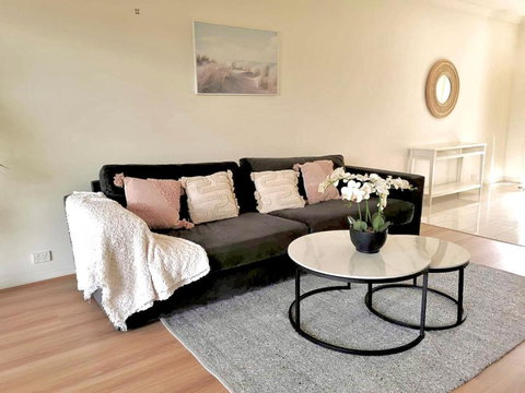 Adorable 3 Br Townhouse With Wifi & Parking - Kawana Tourism 0