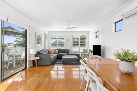 Adrift At Ocean Grove - Kawana Tourism 1