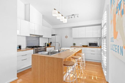 Adrift At Ocean Grove - Kawana Tourism 3