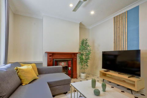 Affordable 3 Bedroom House Darlinghurst With 2 E-Bikes Included - Kawana Tourism 0