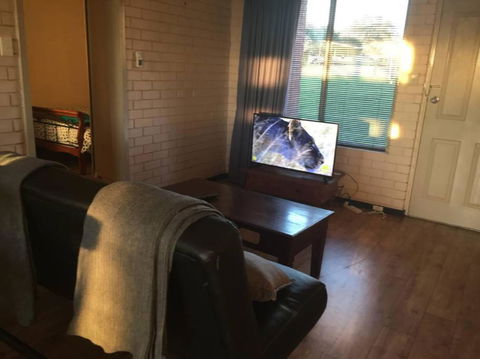 Affordable Apartment Close To City And Beaches - Kawana Tourism 3