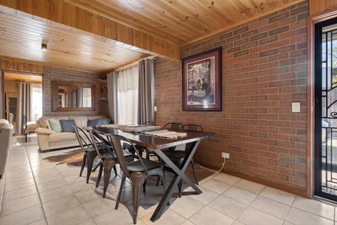 Affordable GEM In The Heart Of Inverloch - Kawana Tourism 3