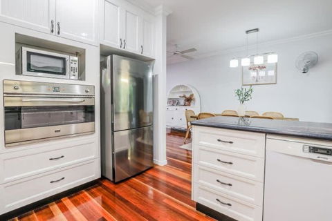 Agnes Bliss - Stunning, Centrally Located Four-Bedroom Beach House - Kawana Tourism 4