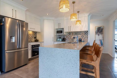 Agnes Retreat - 4 BR - 2 Min Walk To Beach - Kawana Tourism 2