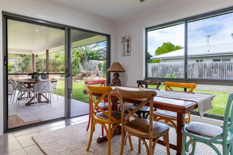 Agnes Retreat - 4 BR - 2 Min Walk To Beach - Kawana Tourism 4