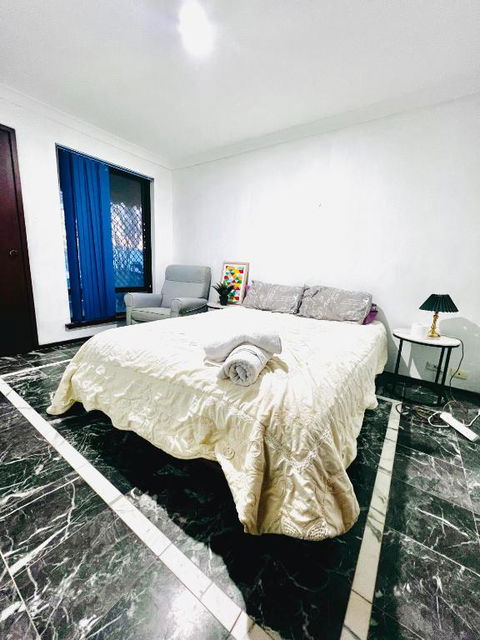 Affordable Beautiful Queen Bedroom Near City Swan River Fremantle University - Kawana Tourism 0