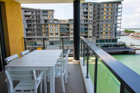 Absolute Waterfront - Tropical Sunrise Apartment Over The Water - Kawana Tourism 4