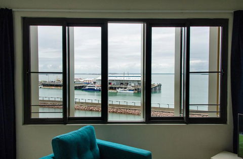 Absolute Waterfront - Tropical Sunrise Apartment Over The Water - Kawana Tourism 3