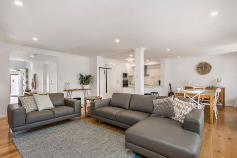 A Perfect Stay - Ocean Walk - Kawana Tourism 1