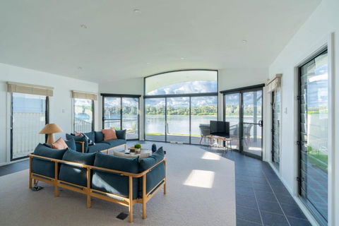 Absolute Waterfront Beach House - Kawana Tourism 0