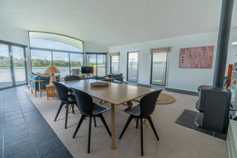 Absolute Waterfront Beach House - Kawana Tourism 4