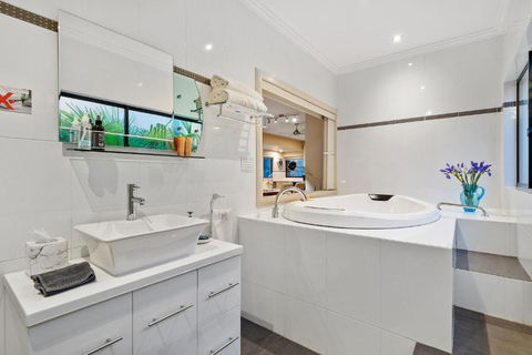 About Time Retreats- Studio Seven - Kawana Tourism 0
