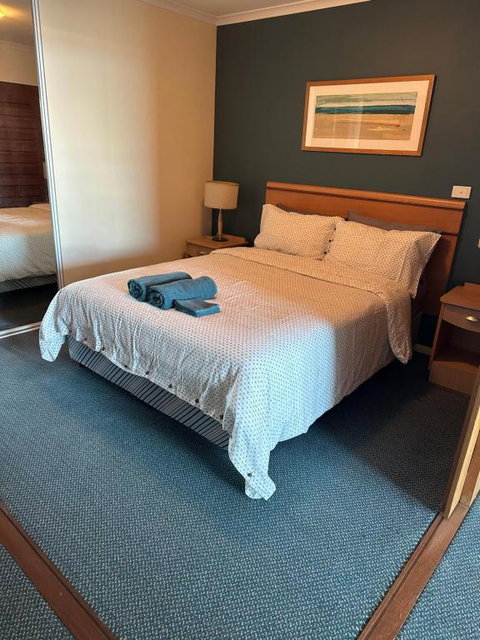 A-The Entrance Private Water Front 1 Bedroom Appartment At The Oaks - Kawana Tourism 4