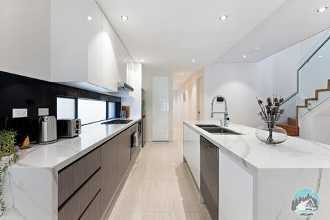 Aircabin - Eastwood - Luxury - 4 Bedrooms House - Kawana Tourism 2