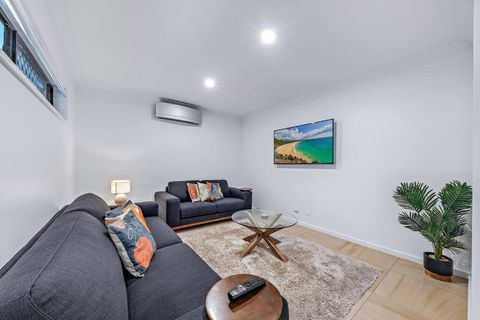 Airlie Beach Home - Kawana Tourism 1