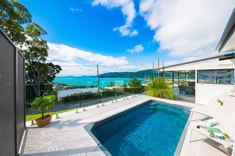 Airlie Blue On Blue - Kawana Tourism 3