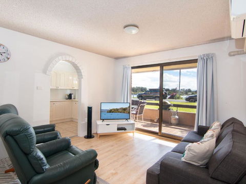 Akuna 3 Ground Floor Opposite Wallis Lake - Kawana Tourism 1
