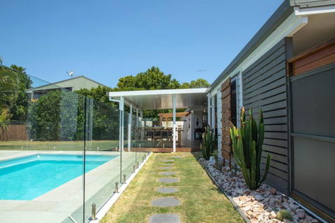 Al Fresco Residence In The Heart Of Point Lookout! - Kawana Tourism 0