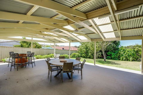 Albatross-96 Albatross Ave Hayborough - No Linen Included - Kawana Tourism 1