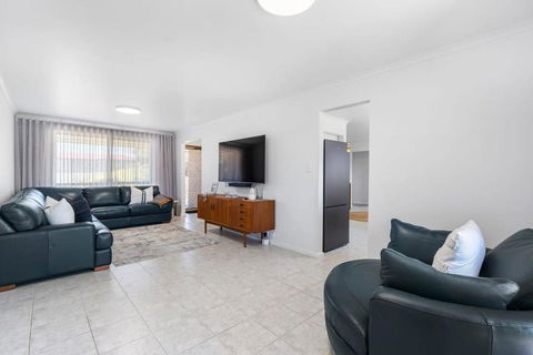 Albatross-96 Albatross Ave Hayborough - No Linen Included - Kawana Tourism 2
