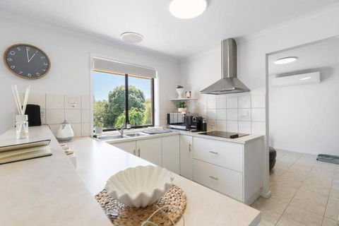 Albatross-96 Albatross Ave Hayborough - No Linen Included - Kawana Tourism 3