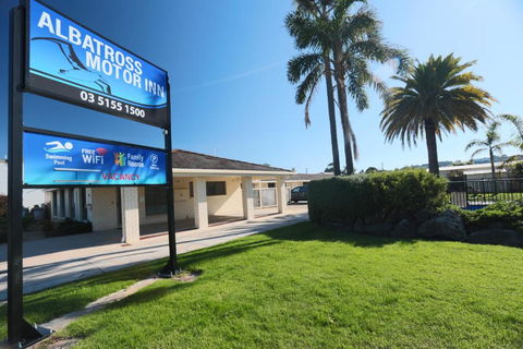 Albatross Motor Inn - Kawana Tourism 1