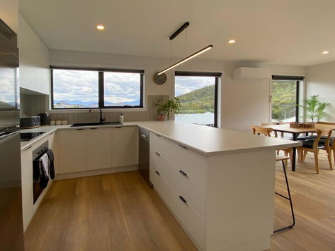 Albatross Rise - Modern Family Home - Kawana Tourism 3