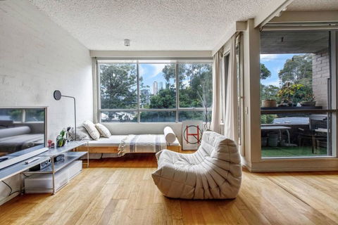 Albert Park Hideaway - A Peaceful Leafy Locale - Kawana Tourism 0