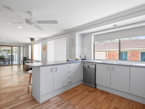 Alka Beach House - Kawana Tourism 4