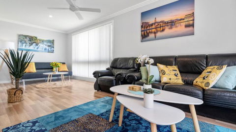 Alka Beach House - Kawana Tourism 1