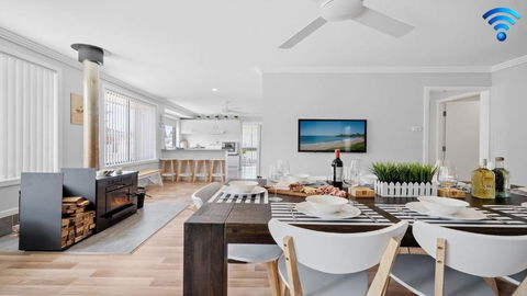 Alka Beach House - Kawana Tourism 0