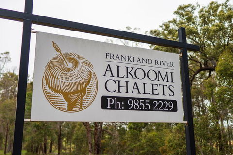 Alkoomi Chalets - Kawana Tourism 4