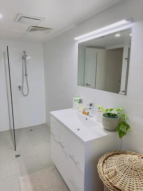 All The Comforts By The Lake - Kawana Tourism 4