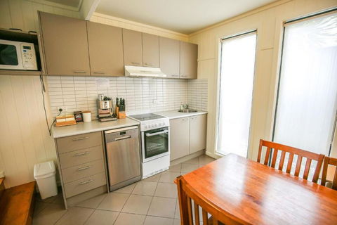 Allambie Cottages - Villa 2 - Kawana Tourism 2