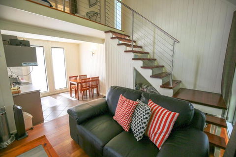 Allambie Cottages - Villa 2 - Kawana Tourism 3