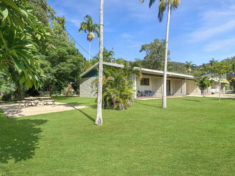 Alma Bay Holiday Unit 3 - Kawana Tourism 0