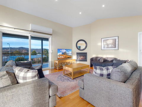 Alpine Retreat 107A Gippsland Street - Kawana Tourism 0