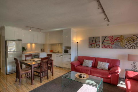 Alpine View Apartments - Kawana Tourism 1